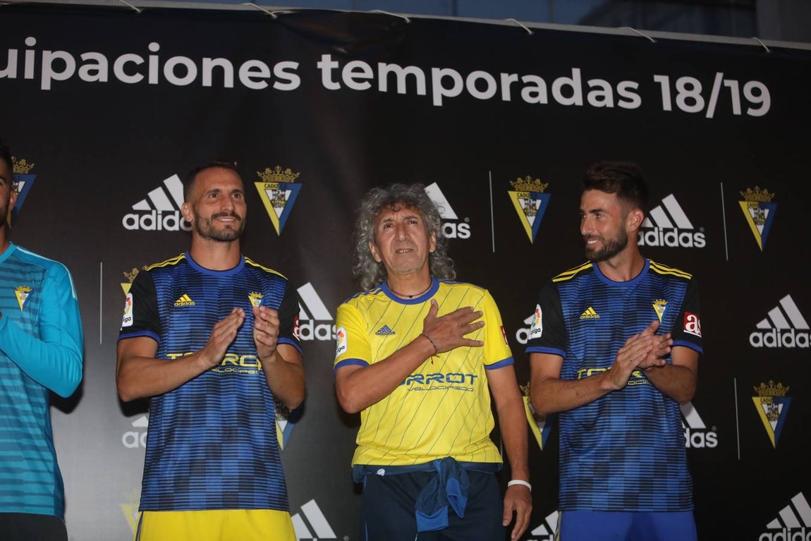 FOTOS: Mágico apadrina la nueva equipación del Cádiz CF
