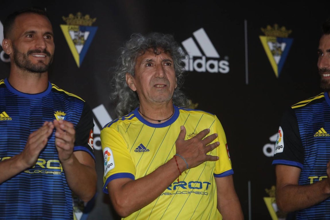 FOTOS: Mágico apadrina la nueva equipación del Cádiz CF