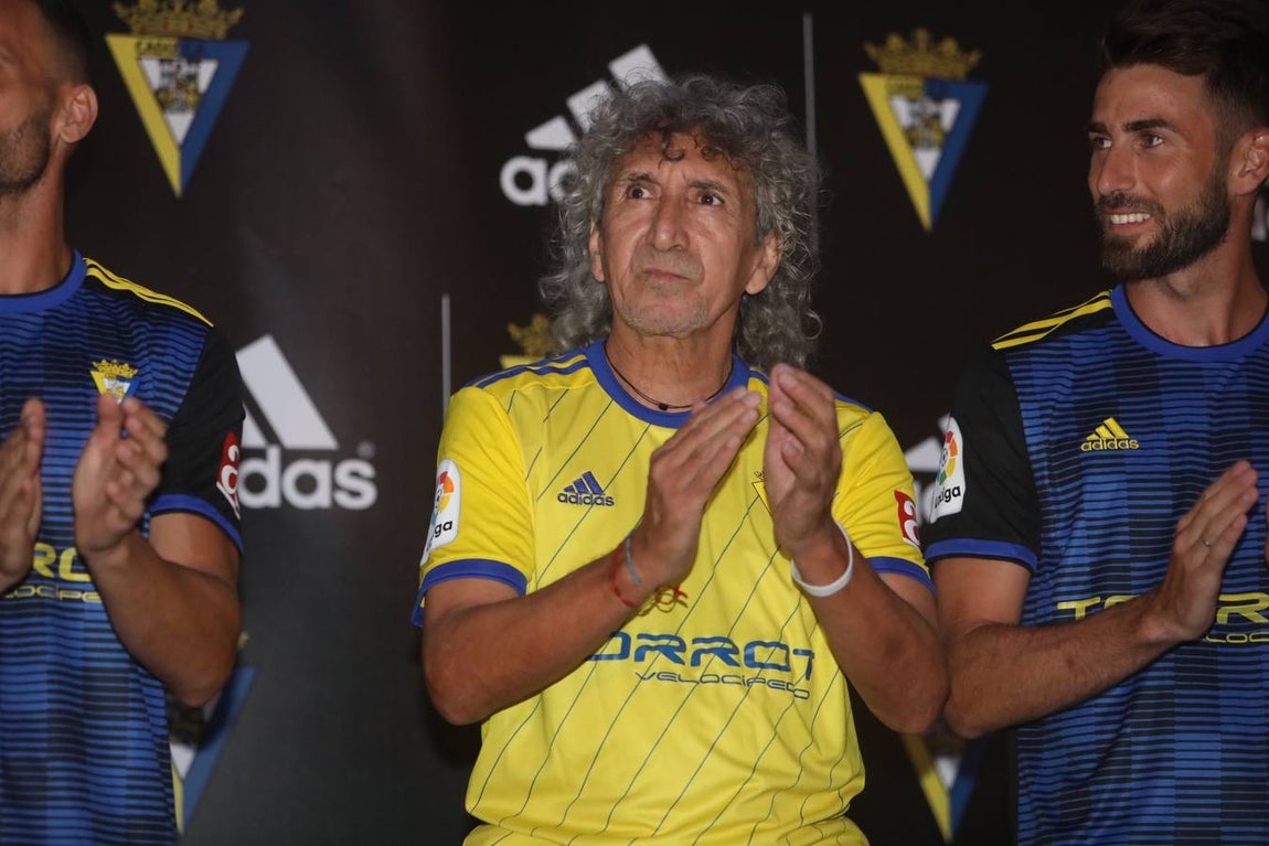 FOTOS: Mágico apadrina la nueva equipación del Cádiz CF