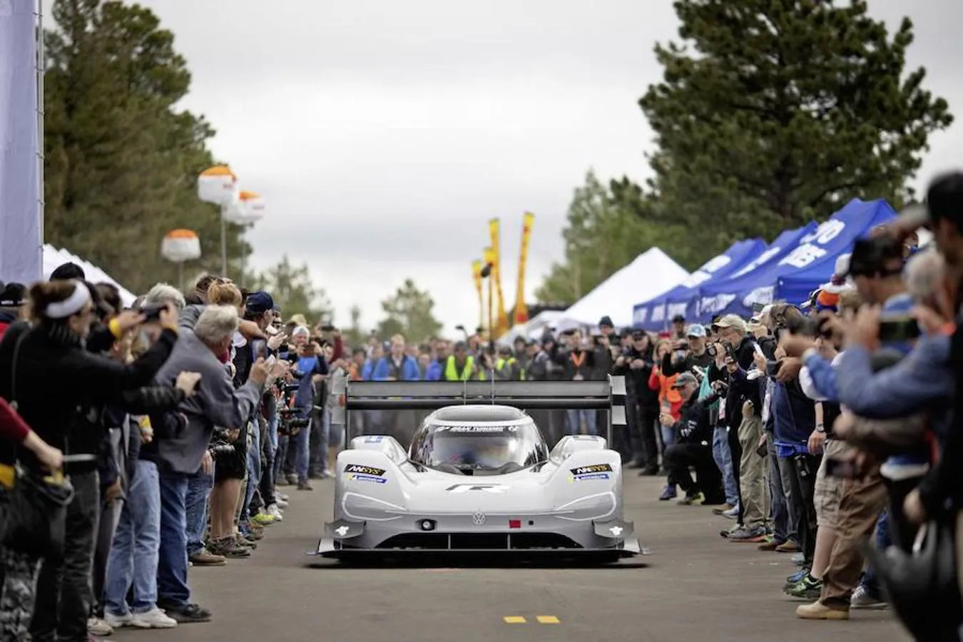 Volkswagen. Justo después de lograr el récord en Pikes Peak, el coche de competición eléctrico afronta un nuevo reto. Romain Dumas buscará batir el récord eléctrico en Goodwood