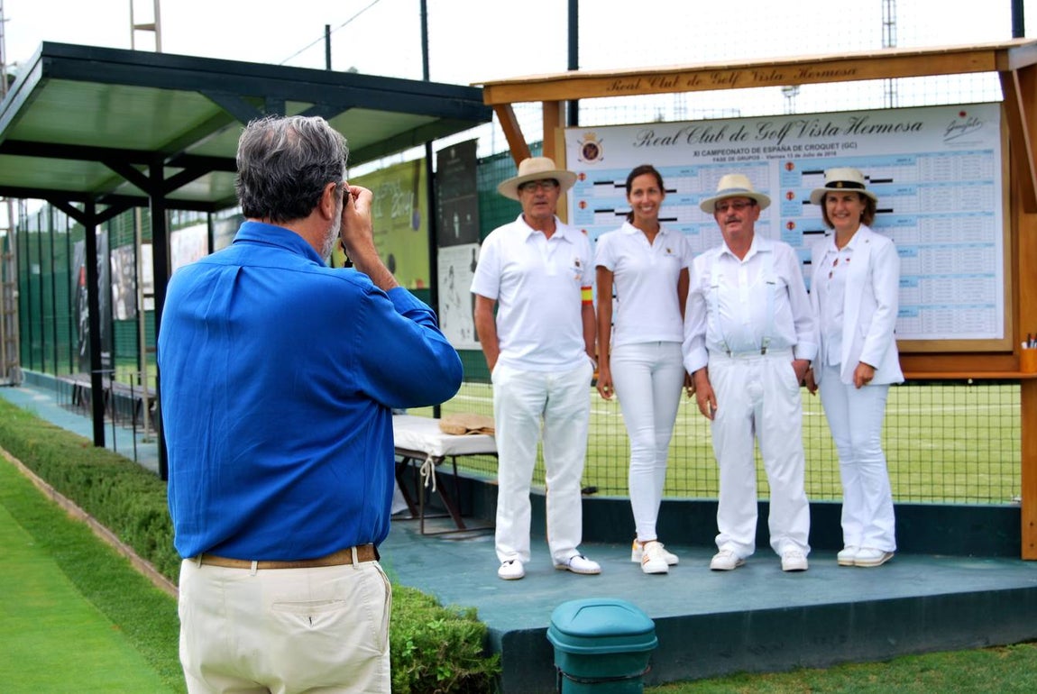 Gabriel Gónzalez-Gordón fotografiando a Emilio Marín, Begoña Gómez, Rafael Serrano y Almudena Domecq