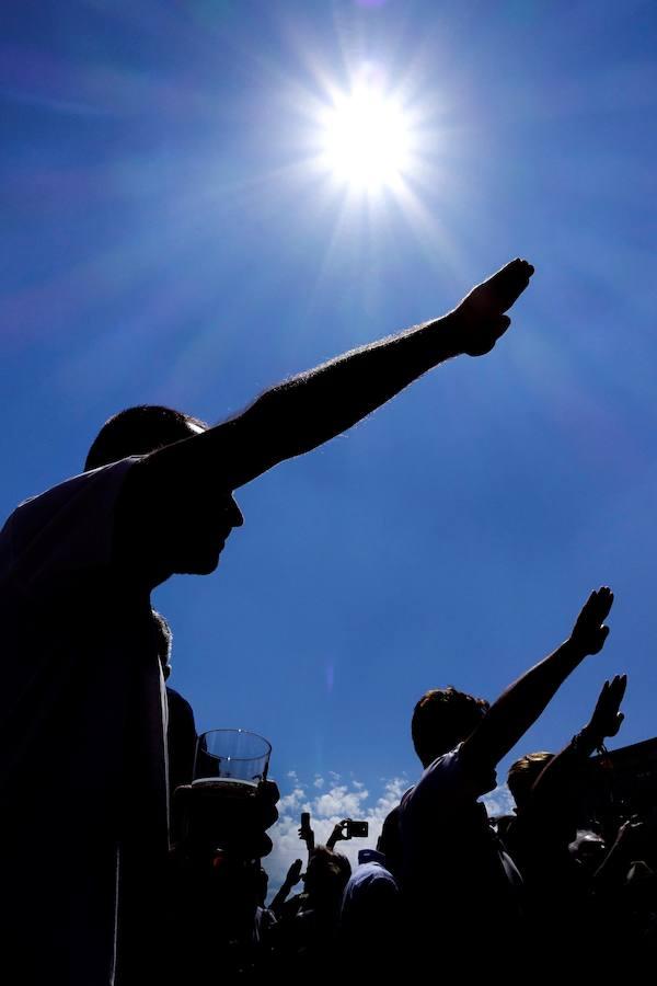 Cientos de personas han acudido este domingo al Valle de los Caídos para protestar contra la intención del Gobierno de Pedro Sánchez de exhumar los restos de Francisco Franco, a la que instó el pasado mes de mayo en una votación el Congreso.. 