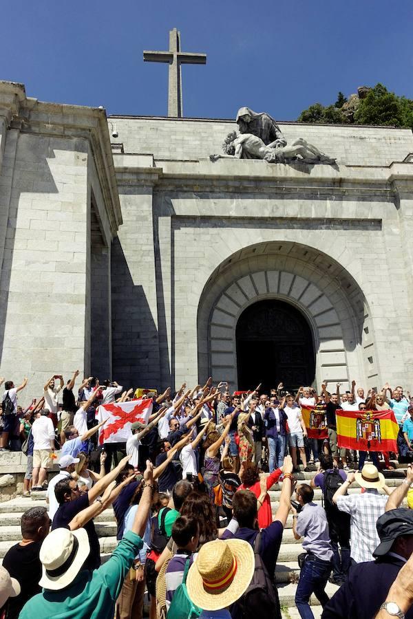 Cientos de personas han acudido este domingo al Valle de los Caídos para protestar contra la intención del Gobierno de Pedro Sánchez de exhumar los restos de Francisco Franco, a la que instó el pasado mes de mayo en una votación el Congreso.. 