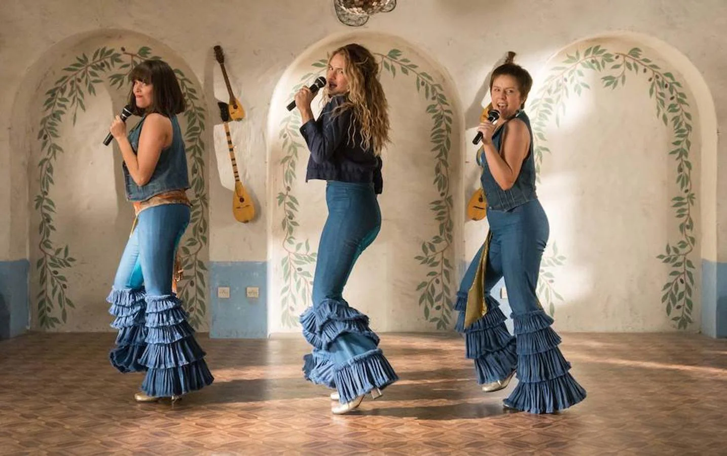 1. (De izda a dcha) La joven Tanya (Jessica Keenan),  la joven Donna (Lily James)  y la joven Rosie (Alexa Davies) en «Mamma Mia! Una y otra vez». Diez años después de la primera película, regresamos a la mágica isla griega de Kalokairi para un nuevo musical basado en las canciones de ABBA.