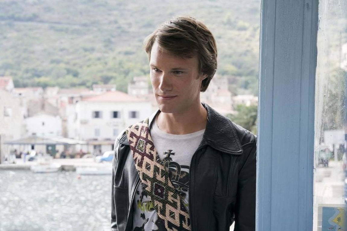 9. Jeremy Irvine da vida al joven Sam, el personaje que en la primera entrega daba vida Pierce Brosnan