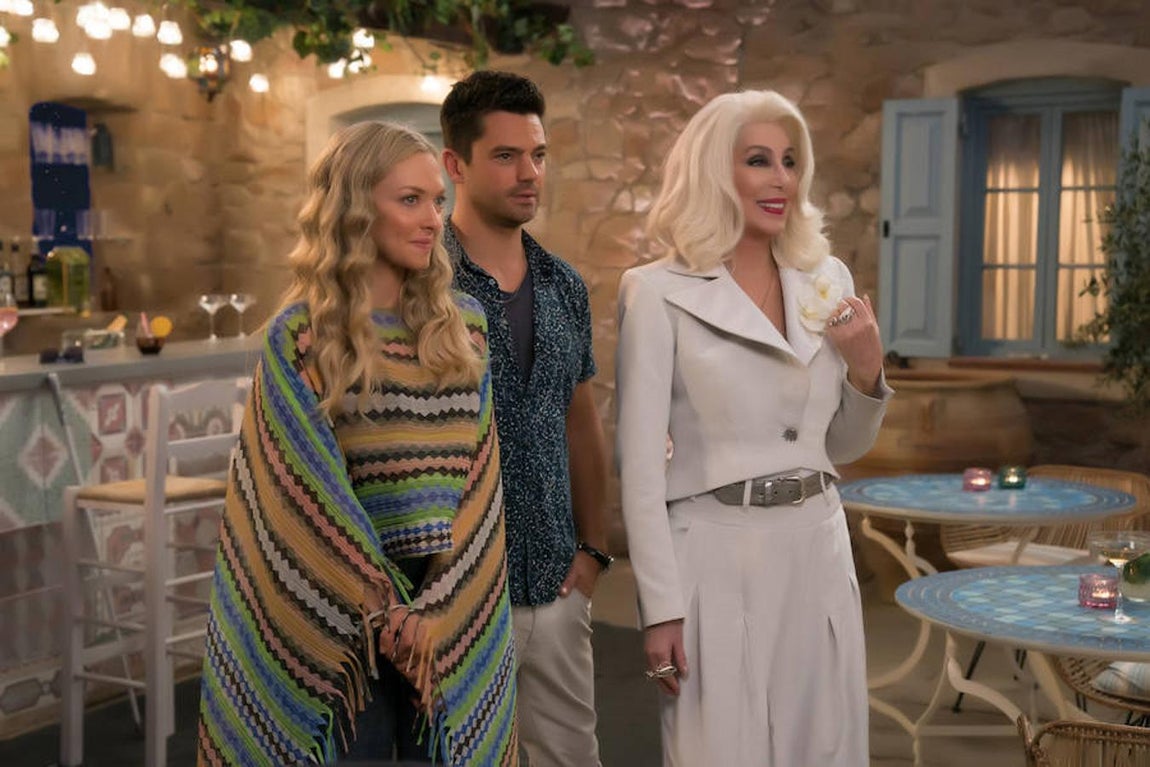 15. Sophie (AMANDA SEYFRIED) y Sky (DOMINIC COOPER) con Ruby (CHER)