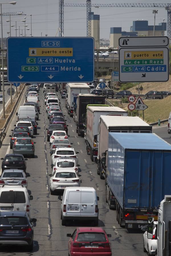 Primeros atascos por el cierre del puente de las Delicias