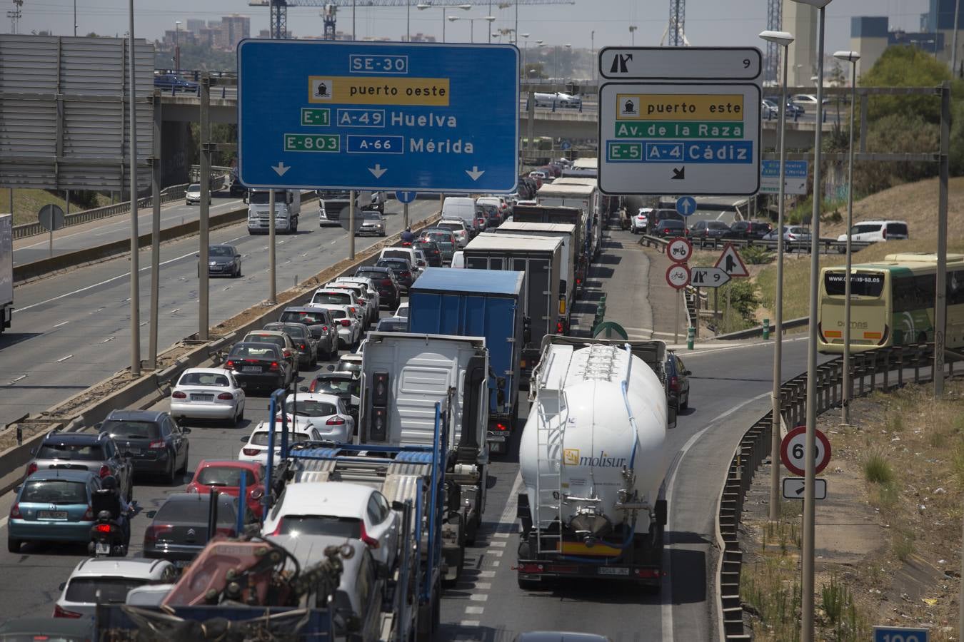 Primeros atascos por el cierre del puente de las Delicias