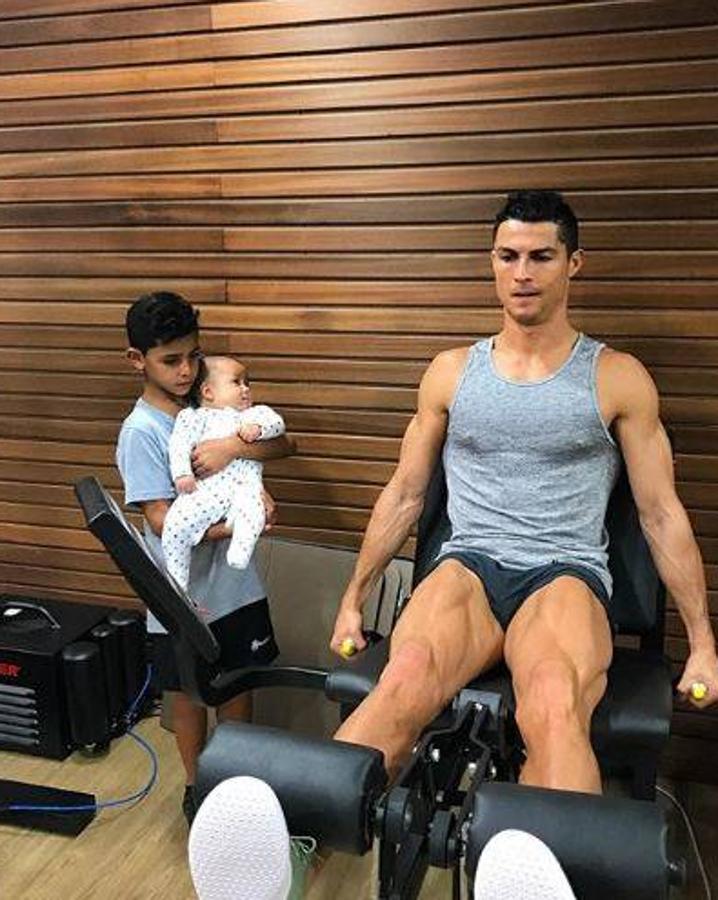 Entrenando duro. Cristiano Ronaldo le muestra a sus dos hijos como para alcanzar tus sueños debes trabajar y esforzarte siempre, valores muy importantes para el futbolista que nació en una familia humilde.