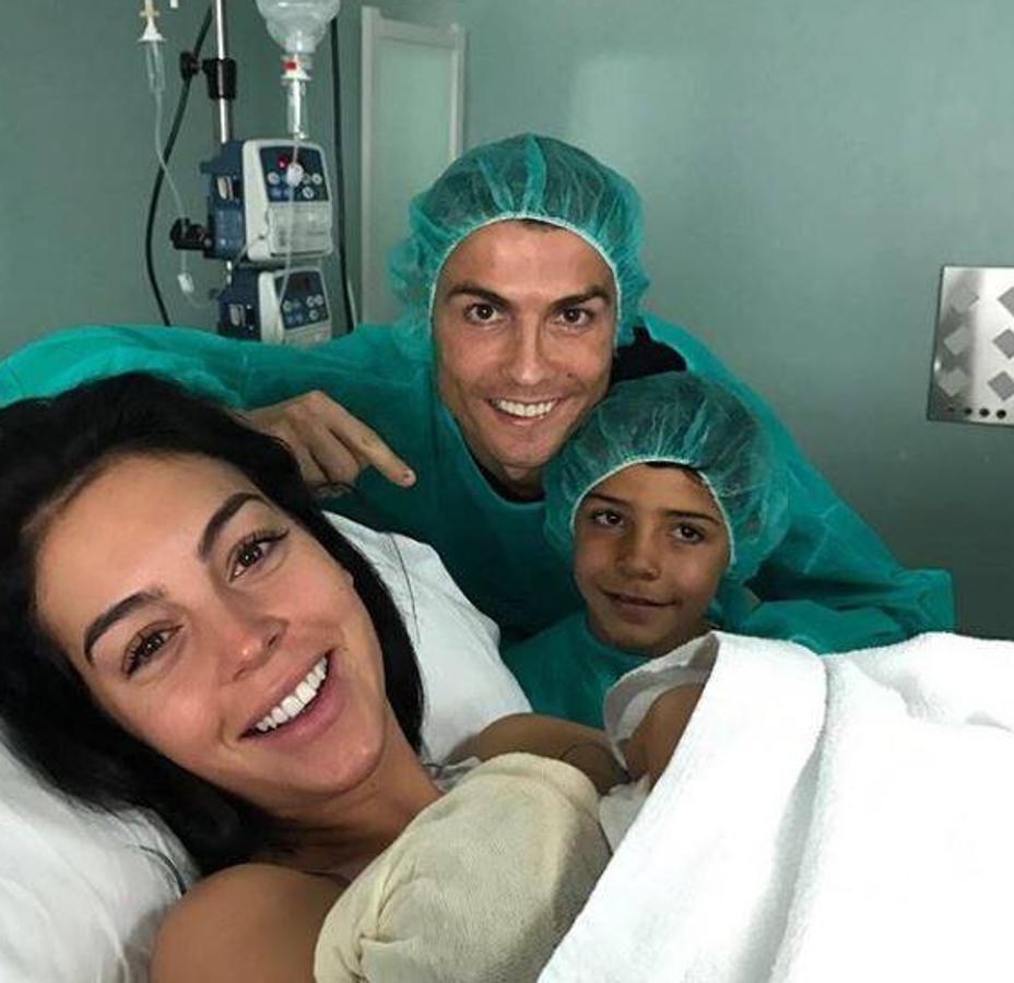 Nacimiento de Alana Martina. El futbolista portugués dio a conocer a su última hija,  esta vez fruto del amor con Georgina Rodríguez, su pareja desde hace dos años, a través de está imagen, en la que también aparece Cristiano Ronaldo Jr.