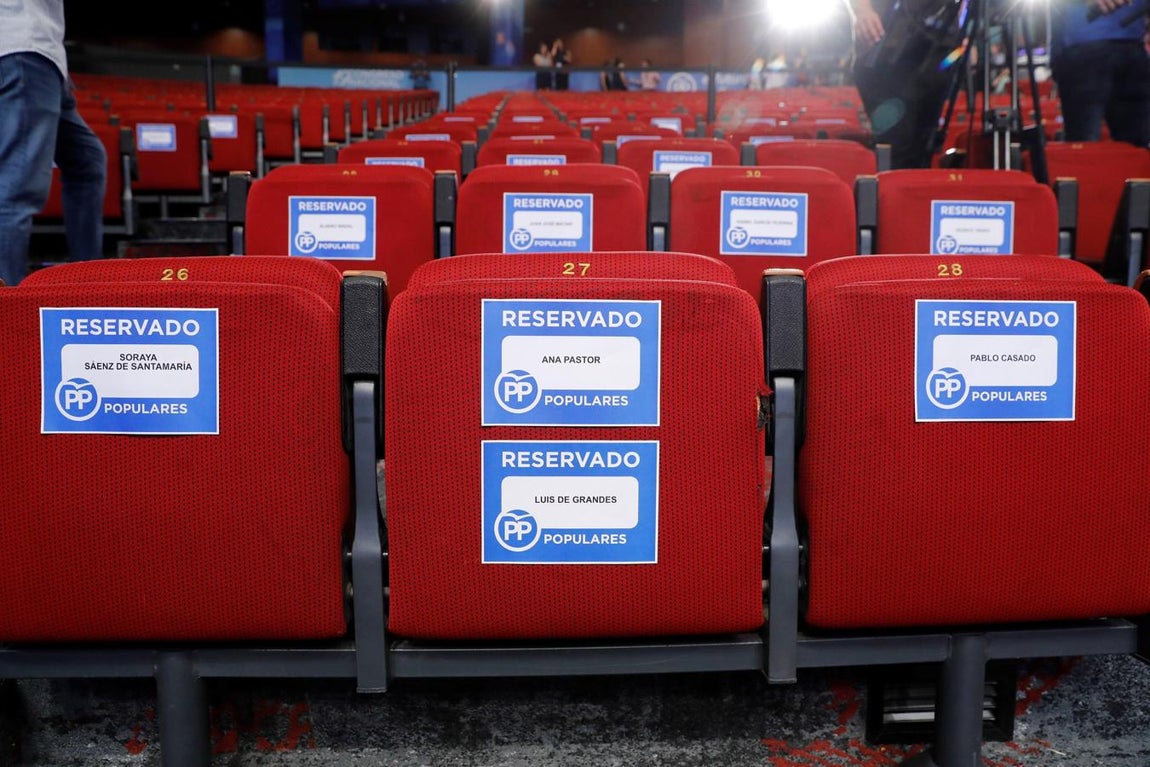 Vista de los asientos de los candidatos Soraya Sáez de Santamaría, Pablo Casado, de la presidenta del Congreso de los Diputados Ana Pastor, y del presidente de la Comisión Organizadora, Luis de Grandes, durante los prepeparativos para la celebración del Congreso Nacional del Partido Popular. 