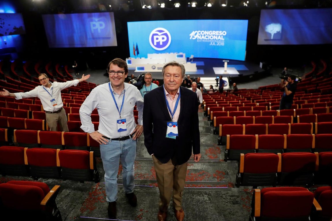 El presidente de la Comisión Organizadora, Luis de Grandes, acompañado del Alcalde de Salamanca, Alfonso Fernández Mañueco (izquierda), antes del comienzo del congreso. 