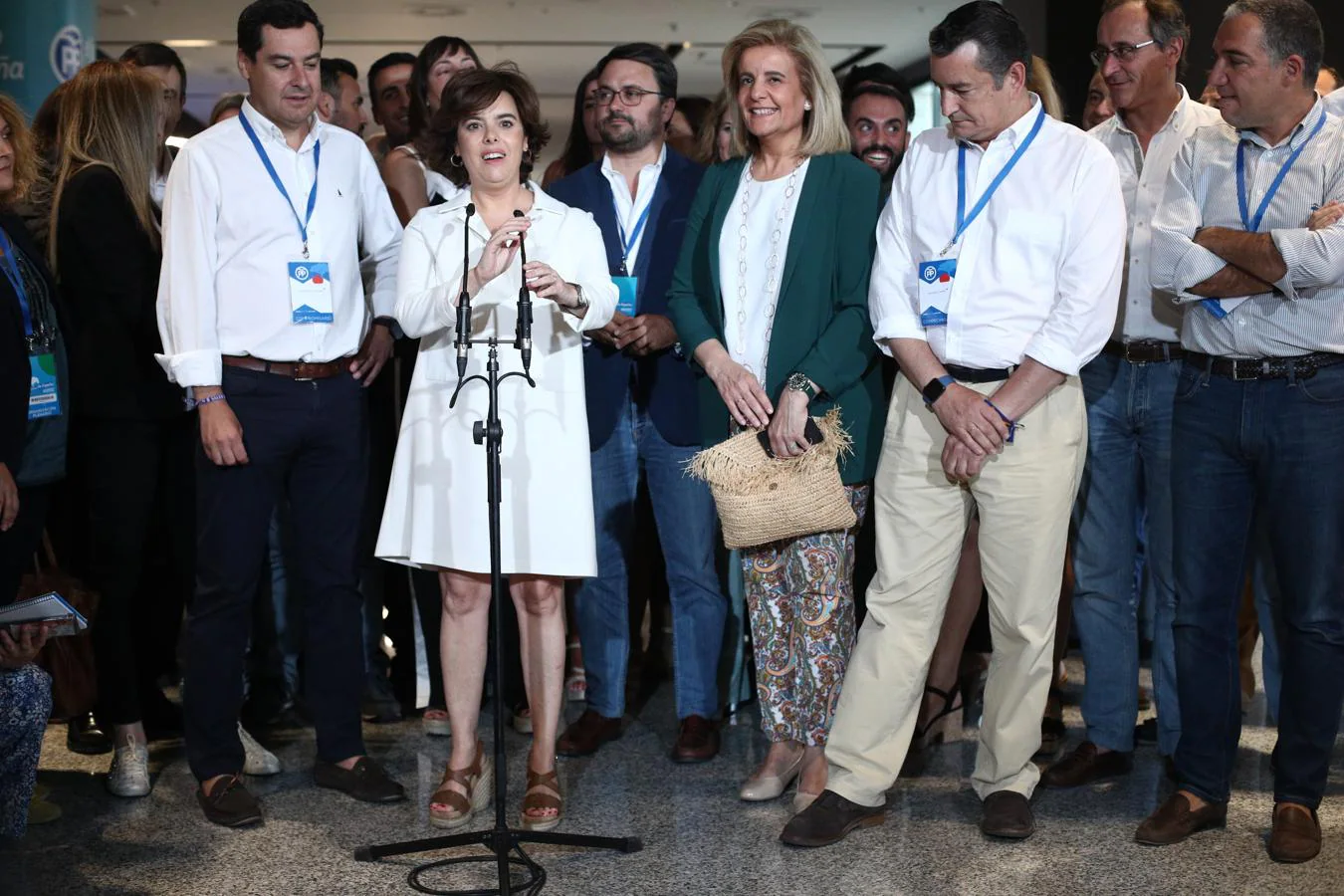La exvicepresidenta del Gobierno Soraya, Sáenz de Santamaría, arropada por su equipo a la llegada al congreso. 