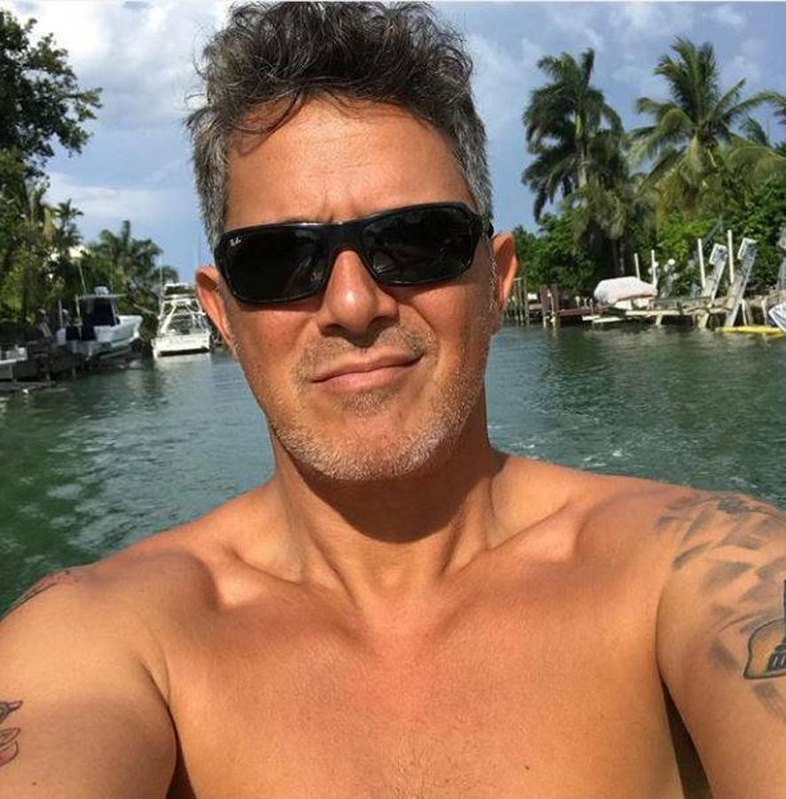 Alejandro Sanz. El cantante ha regalado este imagen a todos sus seguidores desde Miami, donde está inmerso en la producción de su nuevo trabajo. A punto de cumplir 50 años, este posado con gafas de sol y barba muestran el lado más seductor del artista
