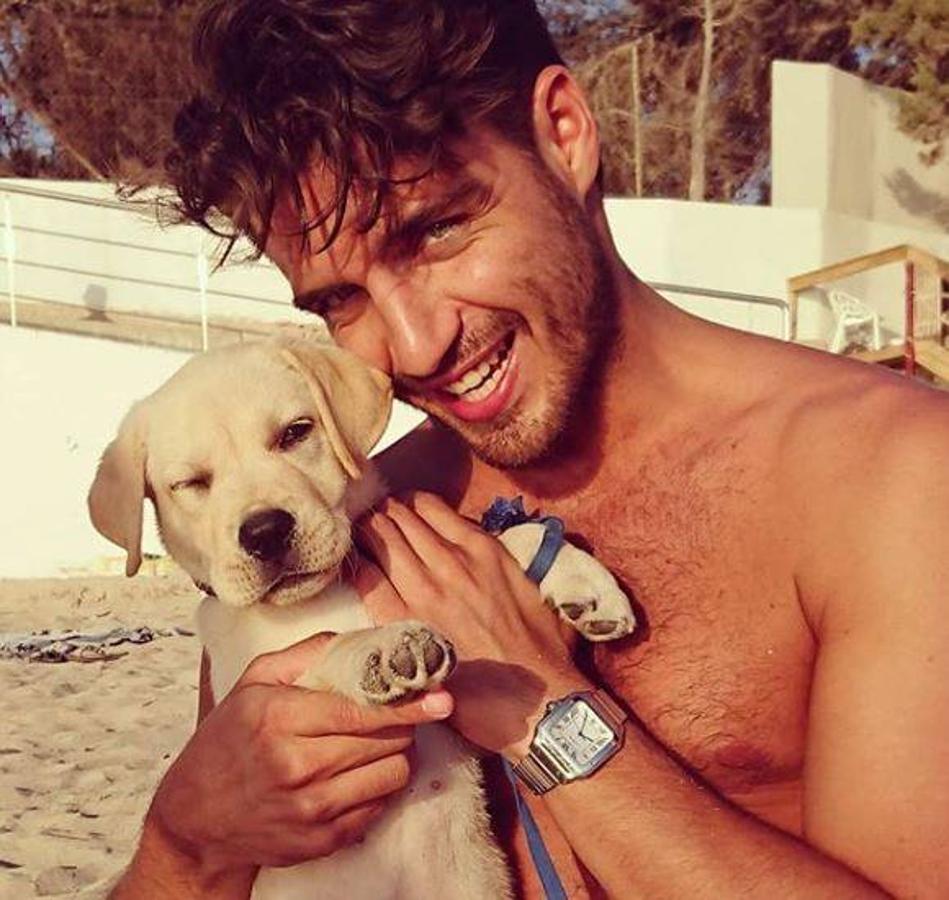 Maxi Iglesias. El actor que ya se ha despedido del Teatro Coliseum donde interpretaba al guardaespaldas del musical con canciones de Whitney Houston, ha subido esta foto a las redes sociales junto a su mascota