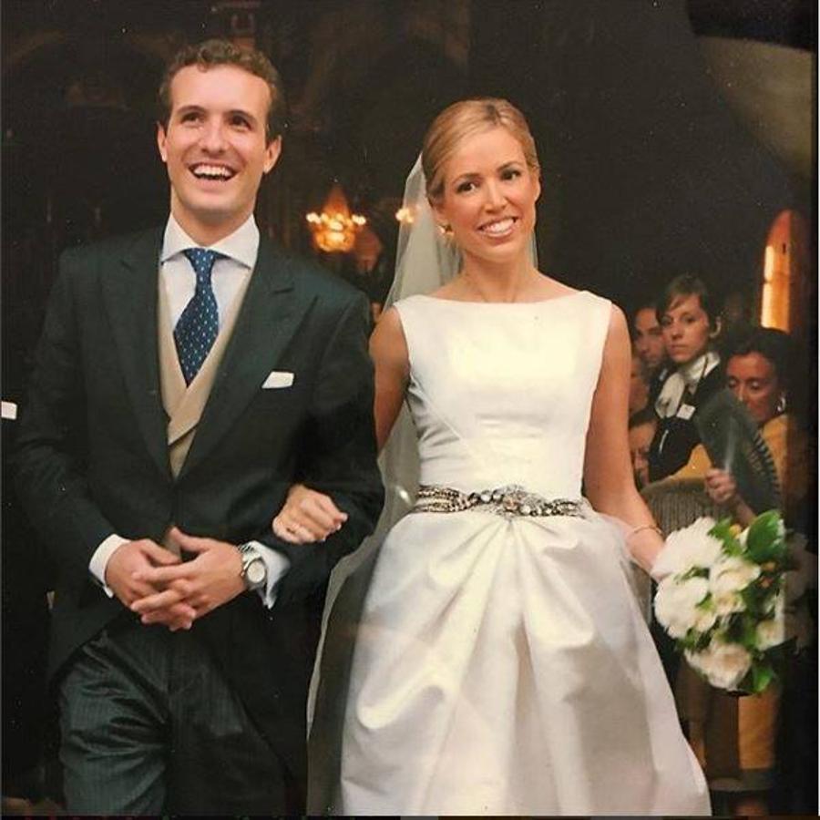 Lo suyo fue amor a primera vista. Se casaron en 2009 en la Basílica de Santa María de Elche, boda a la que acudieron rostros conocidos del Partido Popular. José María Aznar, Ana Botella y Esperanza Aguirre fueron algunos de los distinguidos invitados. Cada año, por su aniversario, el lídel del PP no duda en mostrar en las redes sociales el amor que siente por su mujer con un romántico mensaje. 