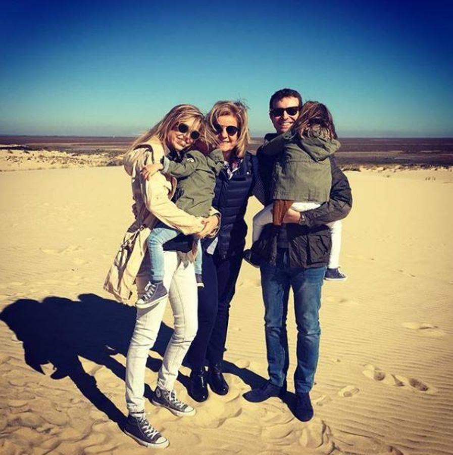 Aunque Casado ha reconocido en más de una ocasión que no es fácil compaginar el trabajo con la familia, intenta pasar todo el tiempo posible con los suyos. «En casa yo soy quien se encarga del bricolaje, porque no se me da bien cocinar», reconocía en una entrevista. 