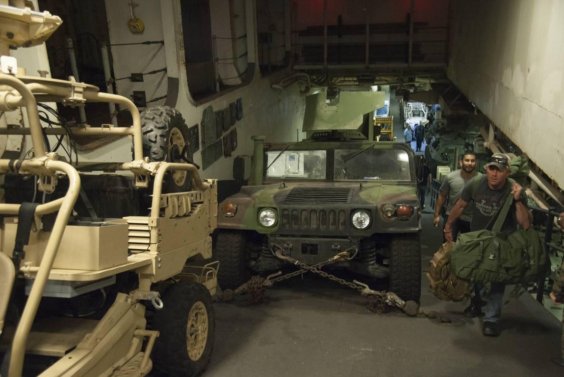 Málaga recibe al portaviones norteamericano Iwo Jima