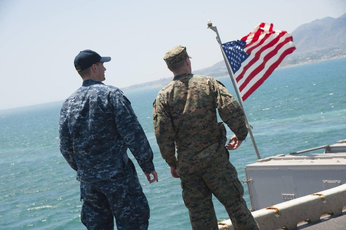 Málaga recibe al portaviones norteamericano Iwo Jima