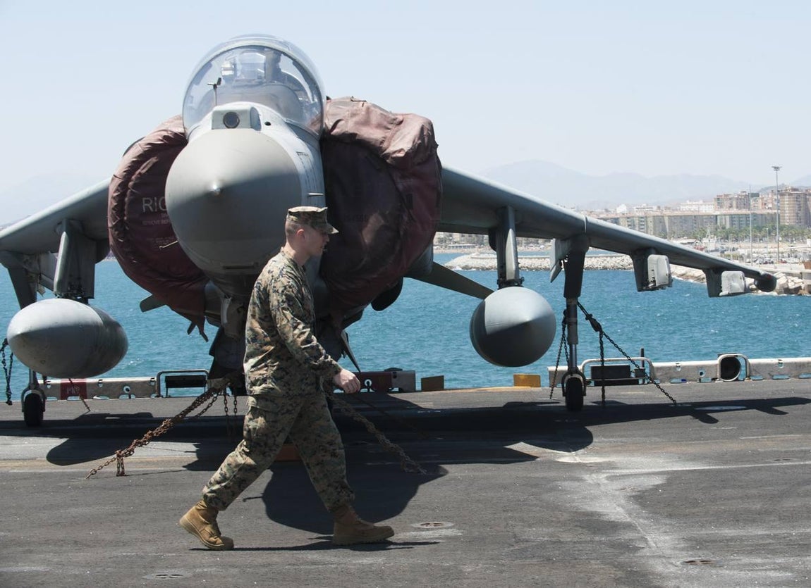 Málaga recibe al portaviones norteamericano Iwo Jima