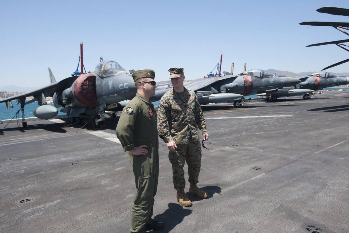 Málaga recibe al portaviones norteamericano Iwo Jima