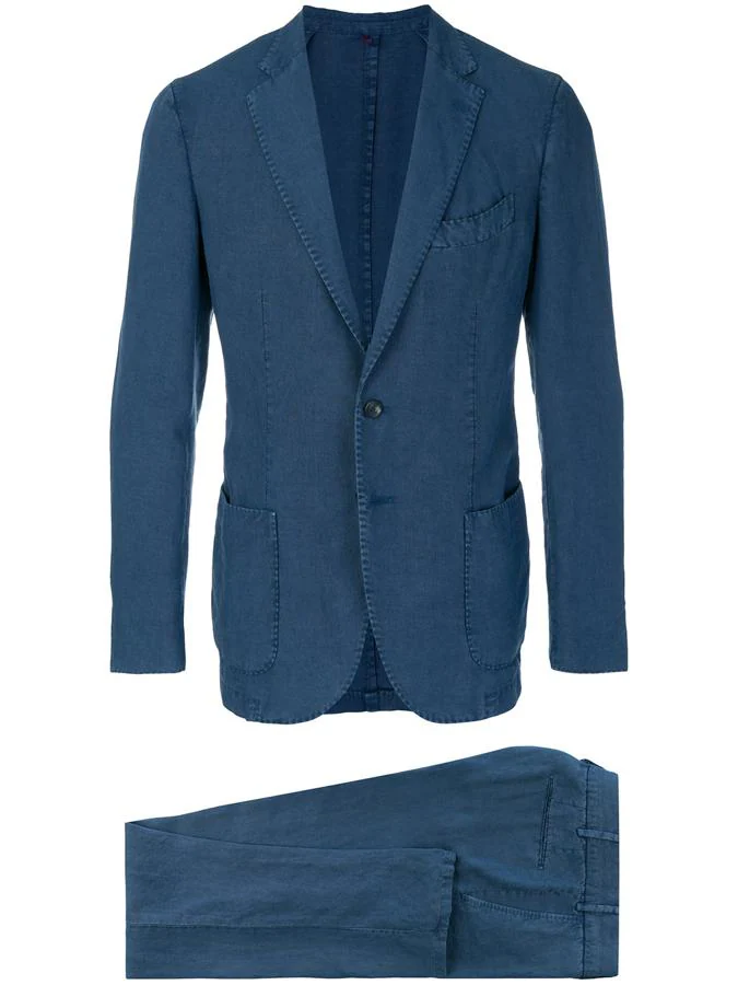 Traje de Dell'Oglio. Confeccionado en lino de color azul marino, propuesta de la firma Dell’oglio (Precio: 505 euros).