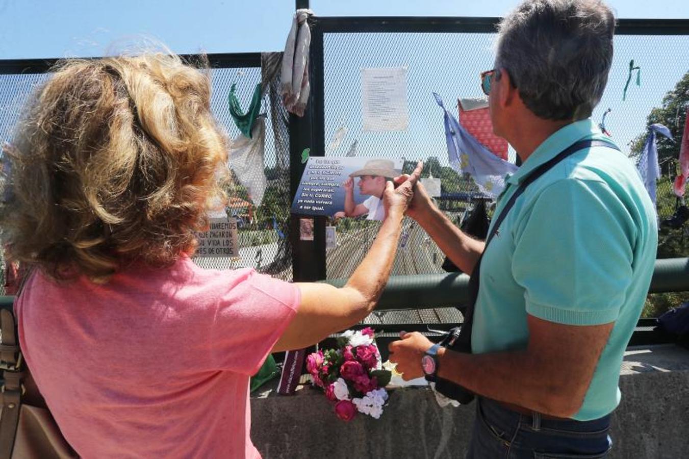 Los familiares de las víctimas también mostraron su duelo frente al lugar del siniestro. 