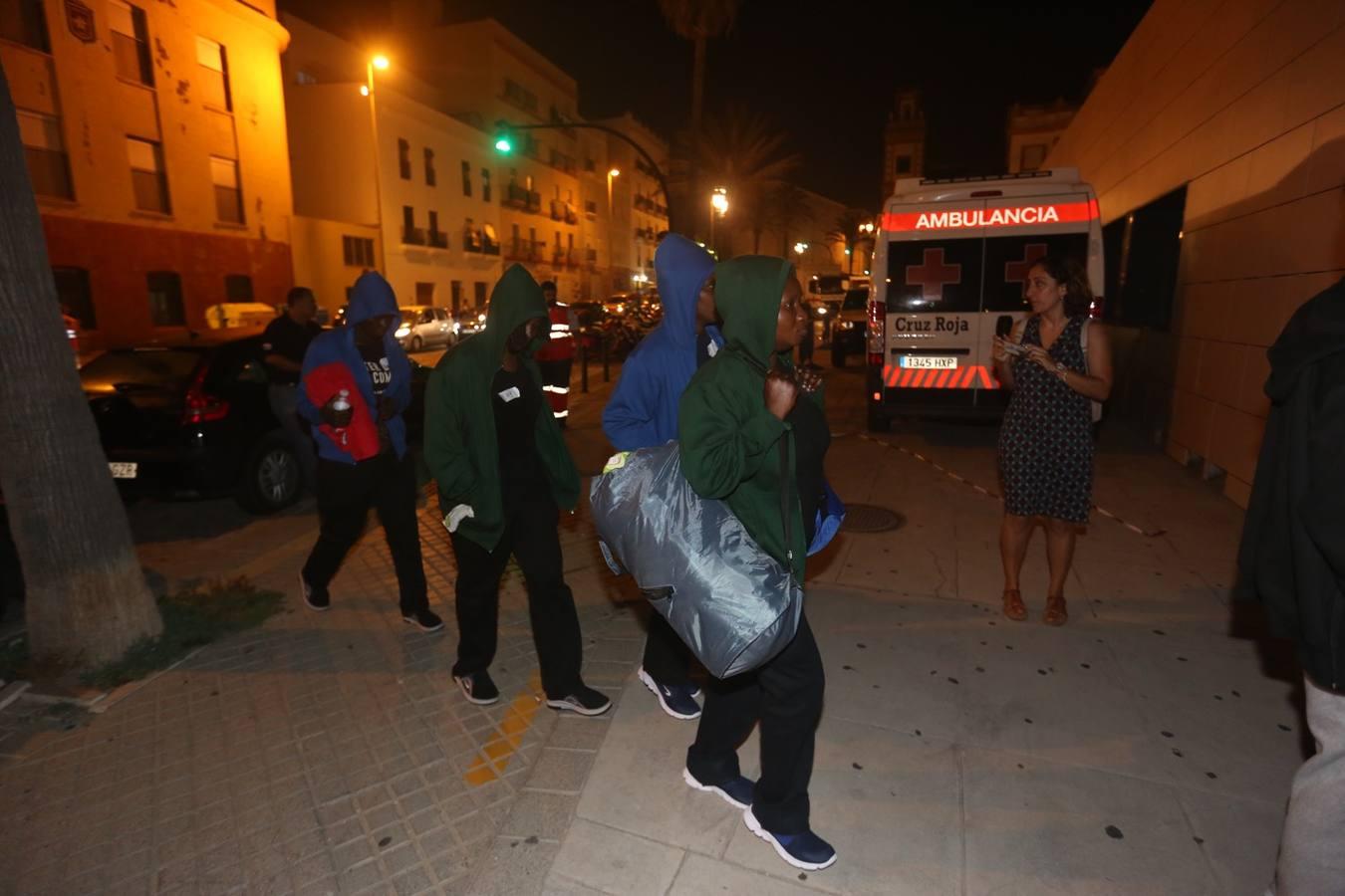 Cádiz acoge a más de un centenar de inmigrantes en el polideportivo Mirandilla