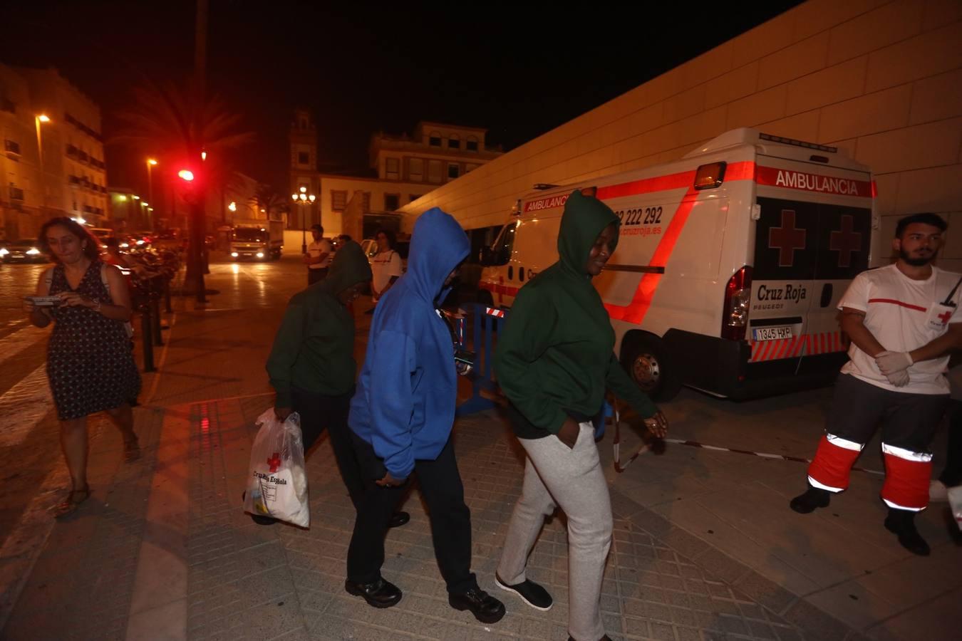 Cádiz acoge a más de un centenar de inmigrantes en el polideportivo Mirandilla