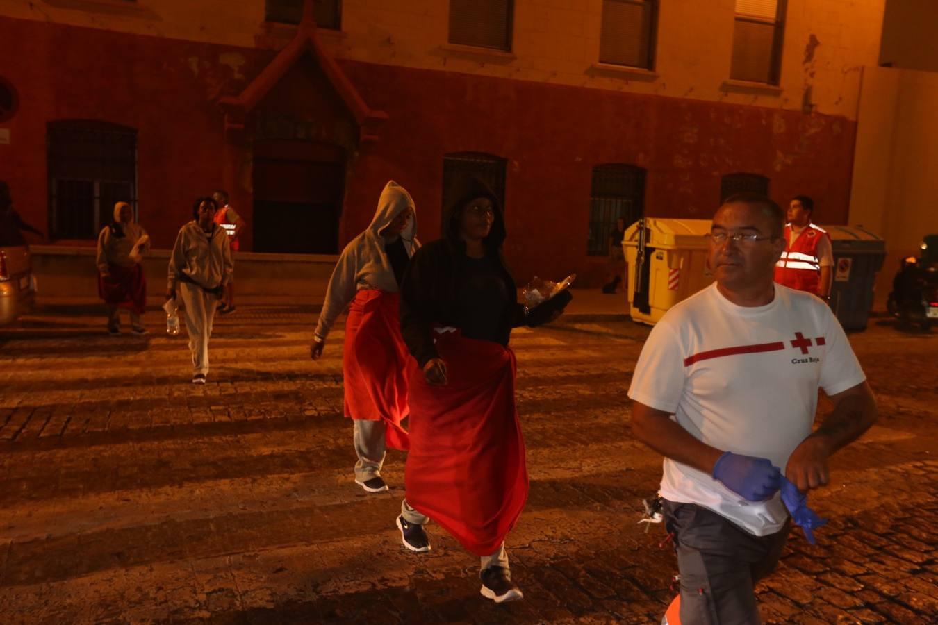 Cádiz acoge a más de un centenar de inmigrantes en el polideportivo Mirandilla