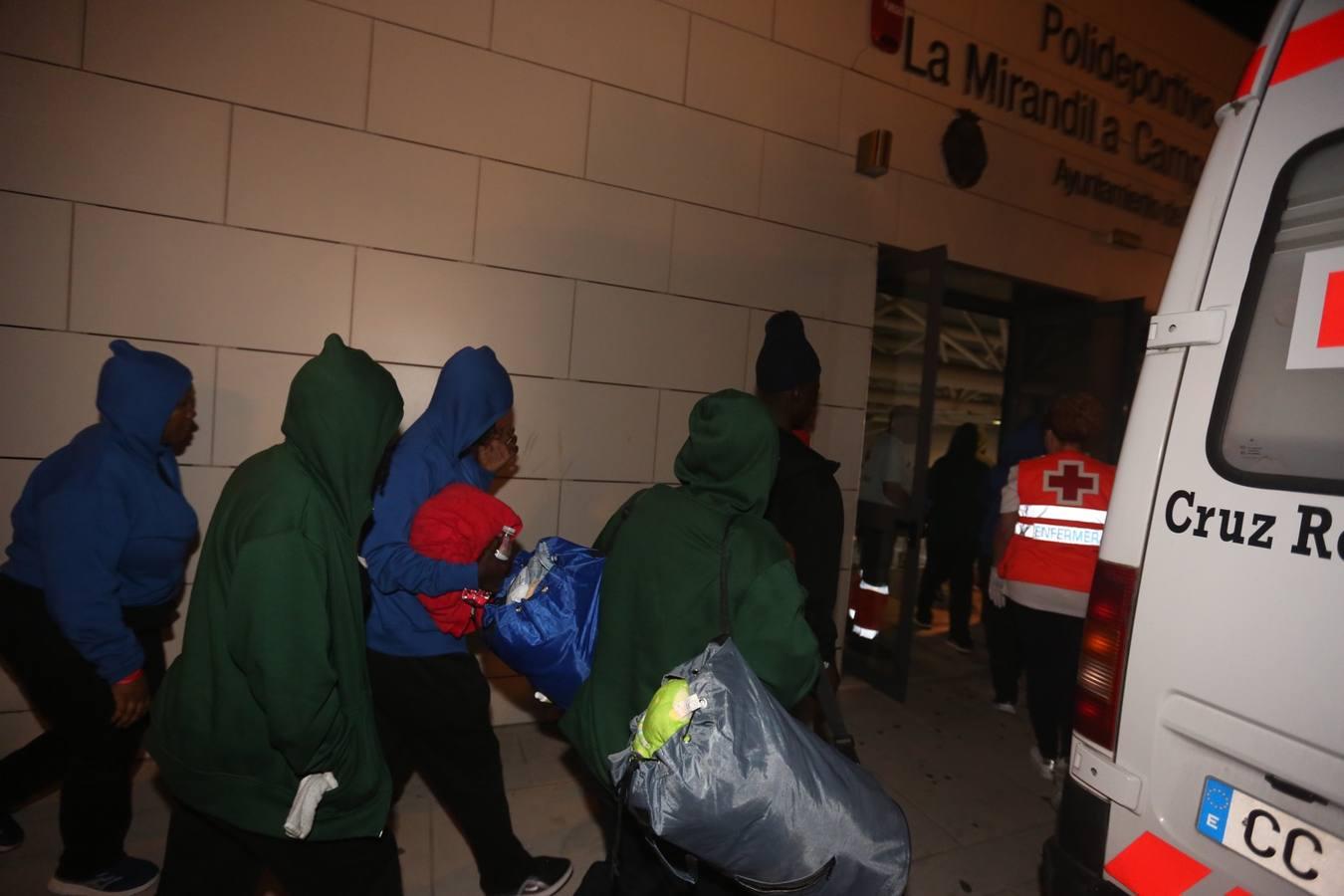 Cádiz acoge a más de un centenar de inmigrantes en el polideportivo Mirandilla