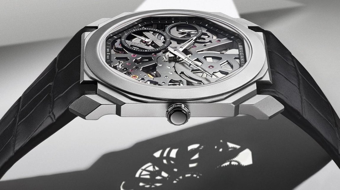 Reloj de pulsera. Antes de la I Guerra Mundial los hombres llevaban sus relojes en el bolsillo, pero el control del tiempo en un conflicto bélico puede marcar la diferencia entre la vida y la muerte. Para evitar el engorroso trance de buscarlo en el fondo de un bolsillo, los soldados comenzaron a atarlo en la muñeca con correas. Hoy un buen reloj de pulsera es sinónimo de lujo y elegancia