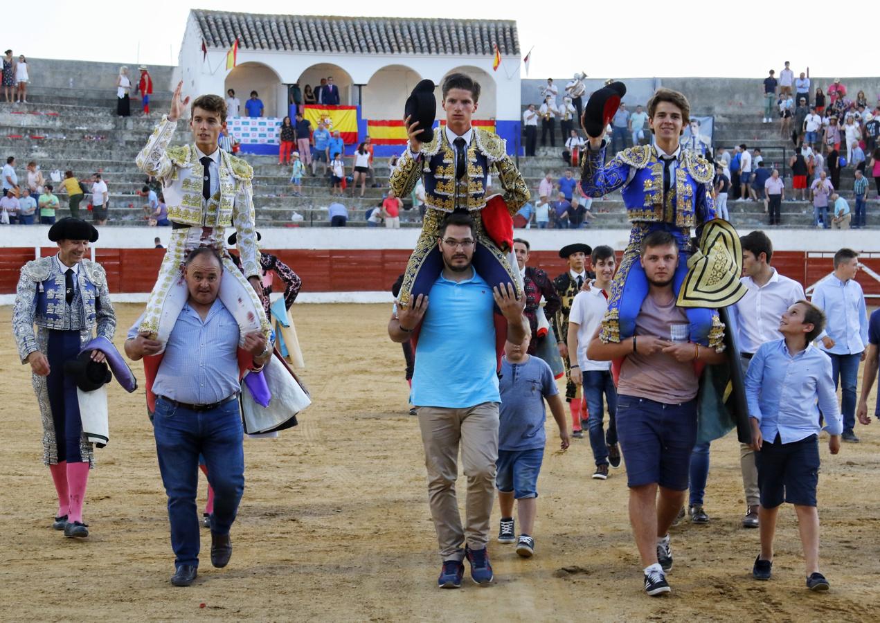 Los tres salierno a hombros. 