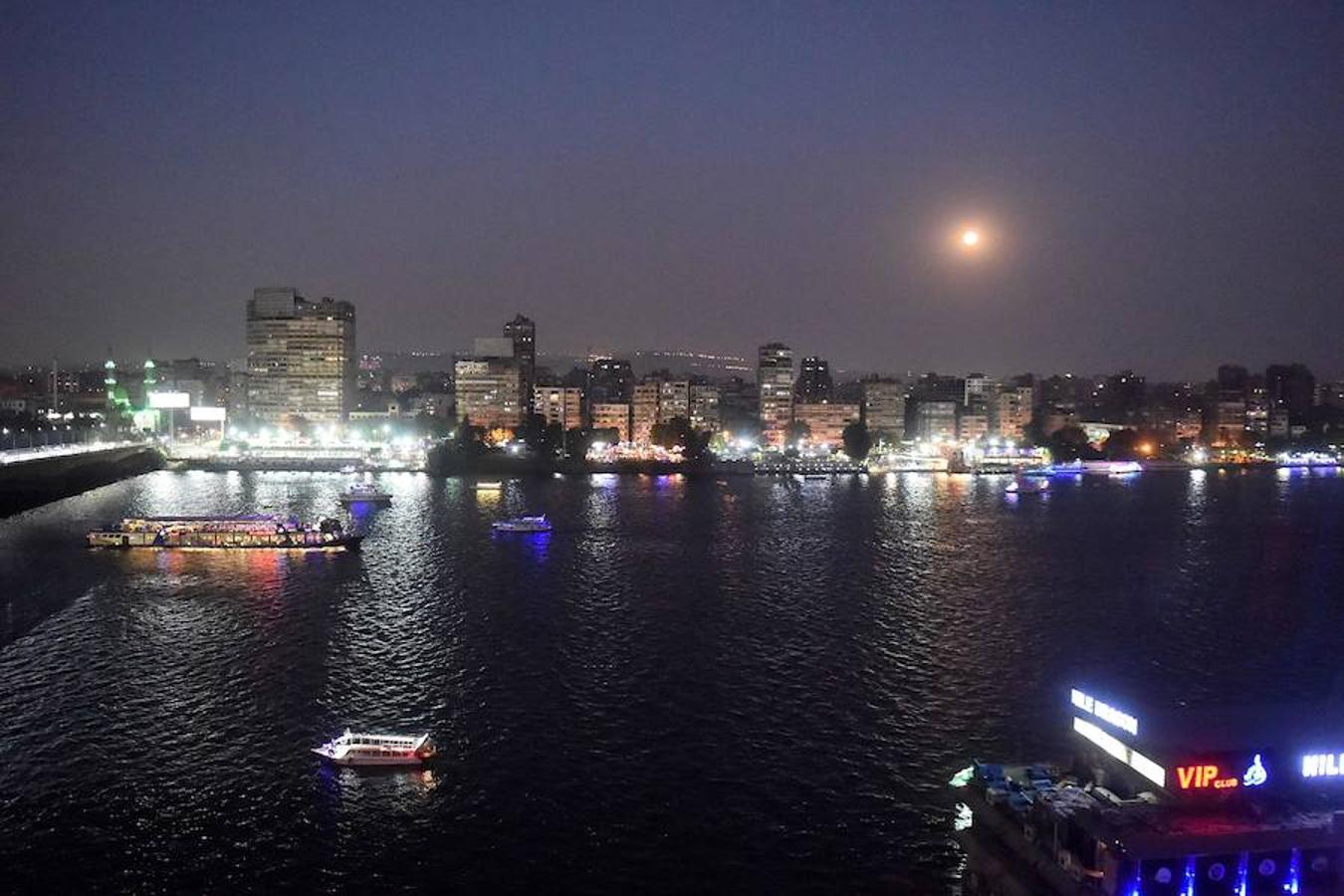 El cielo de El Cairo, Egipto, antes de que tuviese lugar el eclipse. 