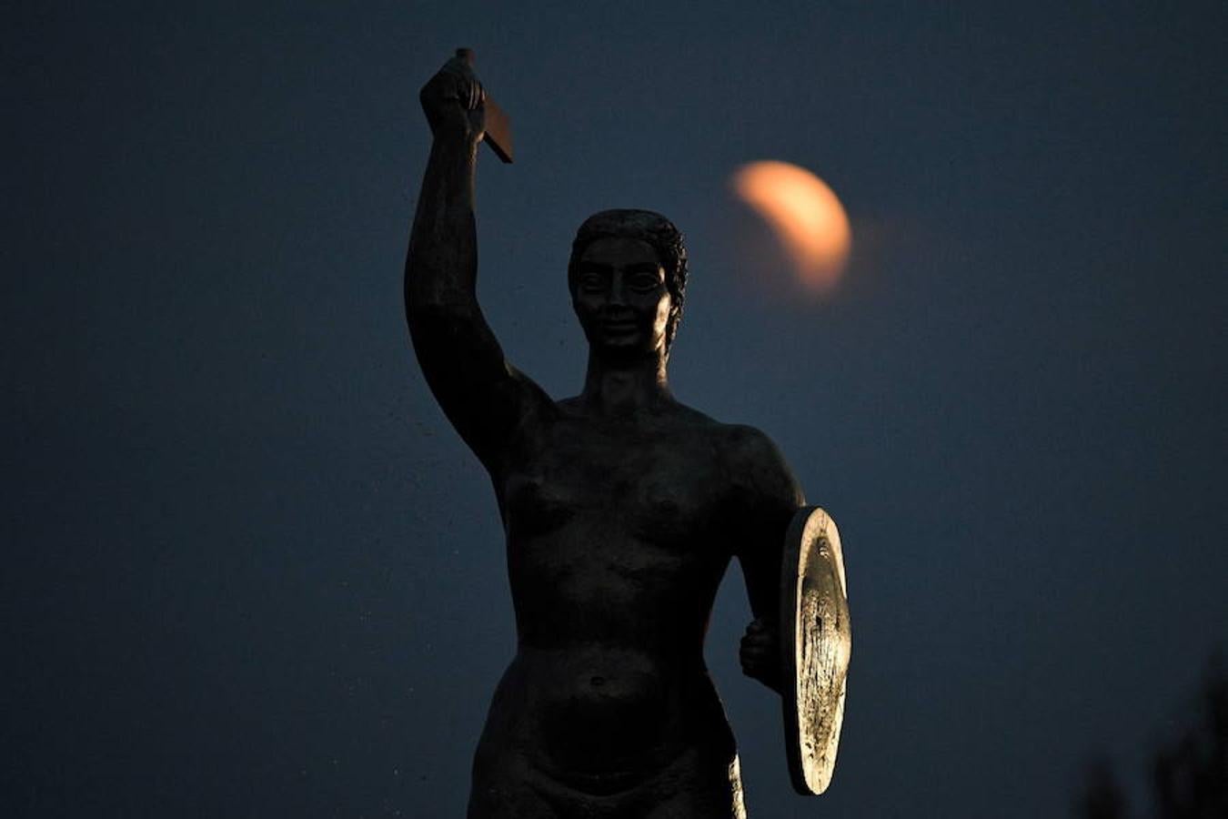 La «Luna de sangre» en Cracovia, Polonia. 