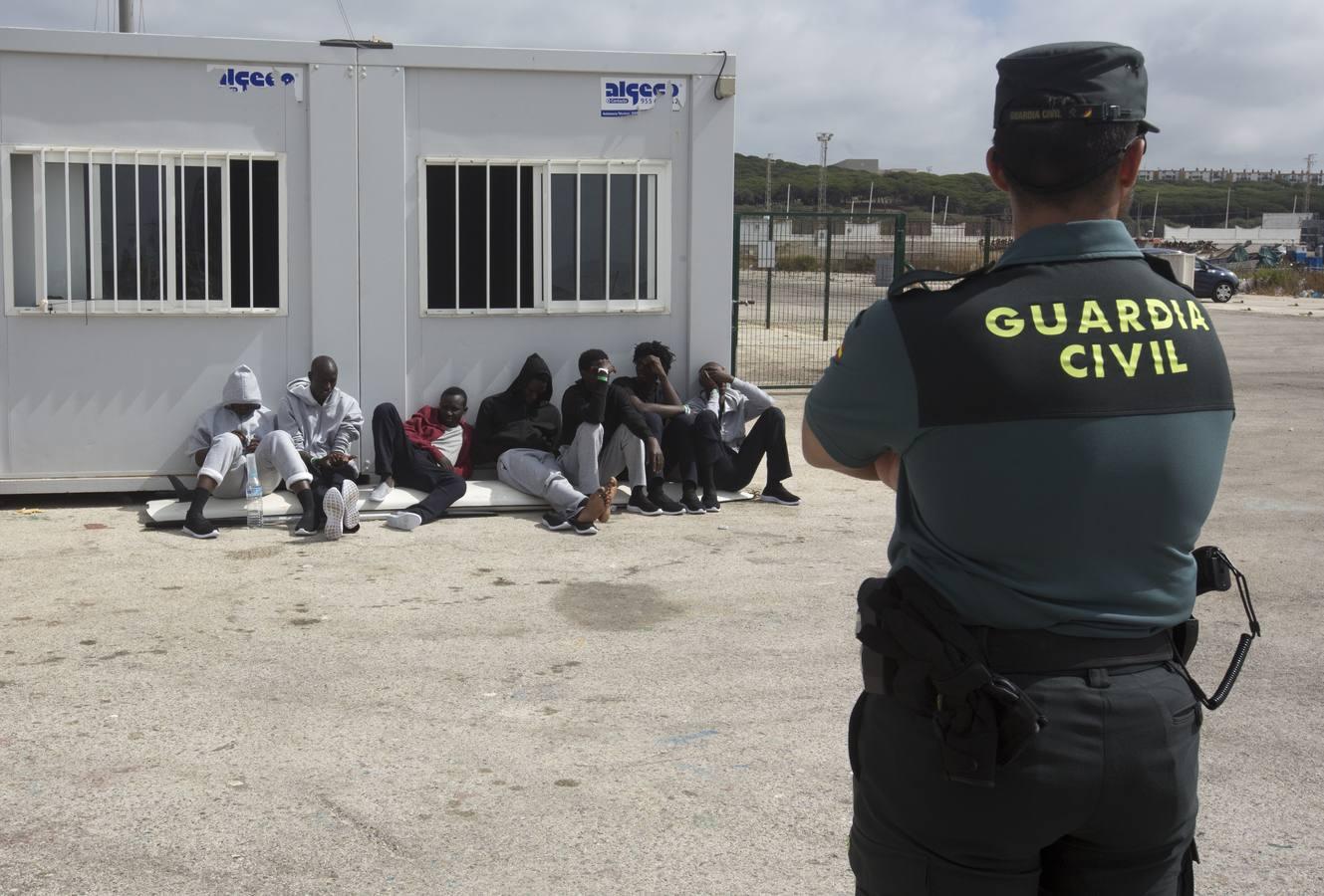 Inmigrantes esperan en el puerto de Barbate ser trasladados