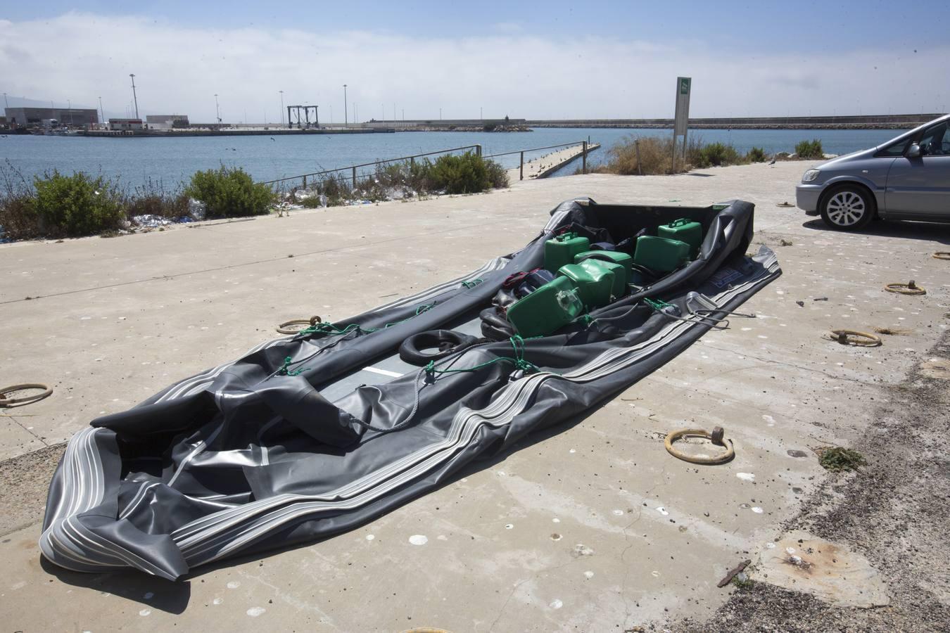 Inmigrantes esperan en el puerto de Barbate ser trasladados