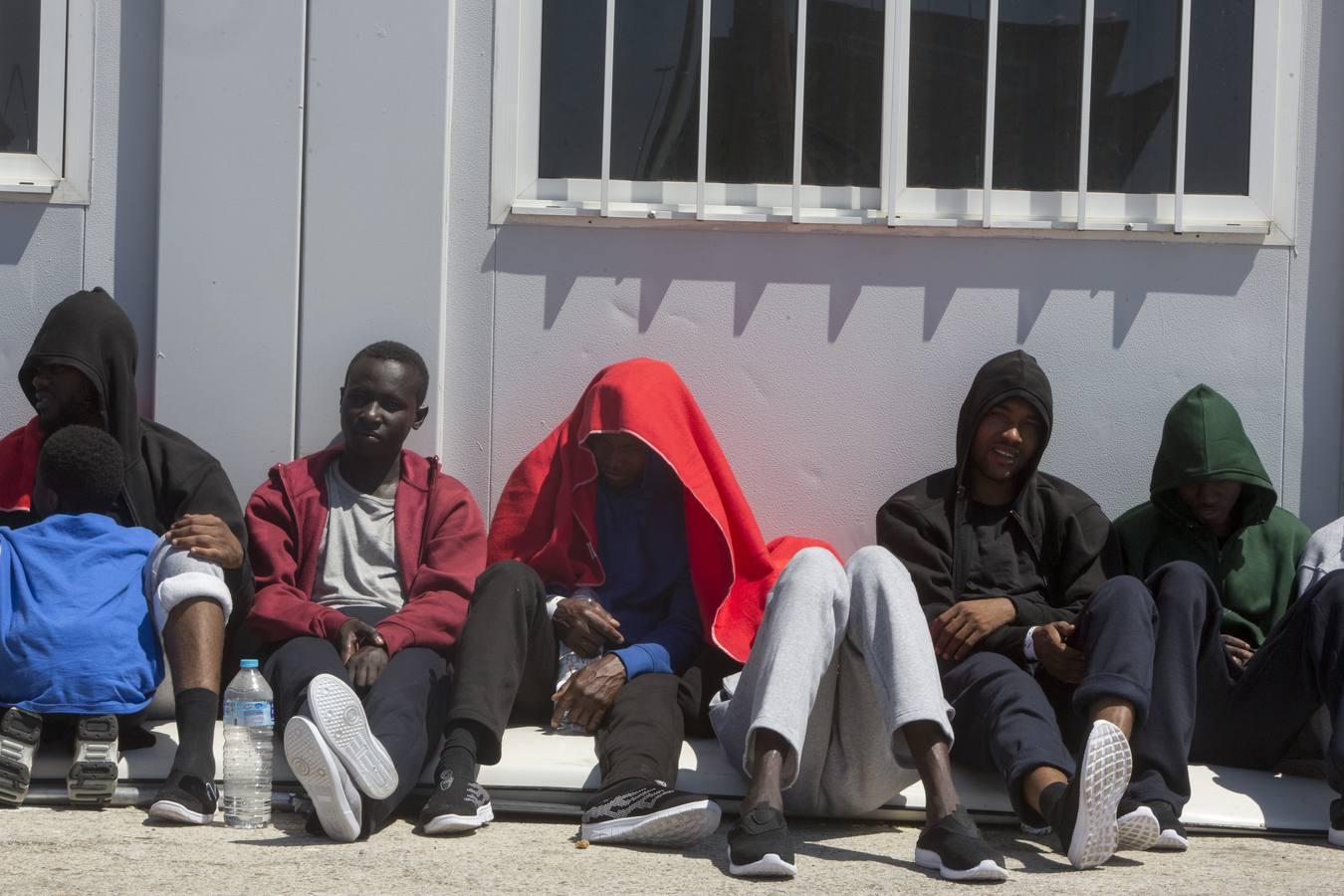 Inmigrantes esperan en el puerto de Barbate ser trasladados