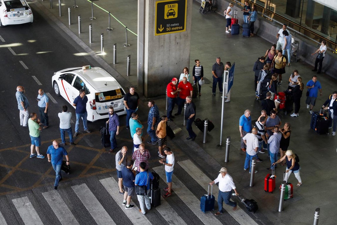 El Aeropuerto Adolfo Suárez Madrid Barajas, prácticamente desierto de taxis. 