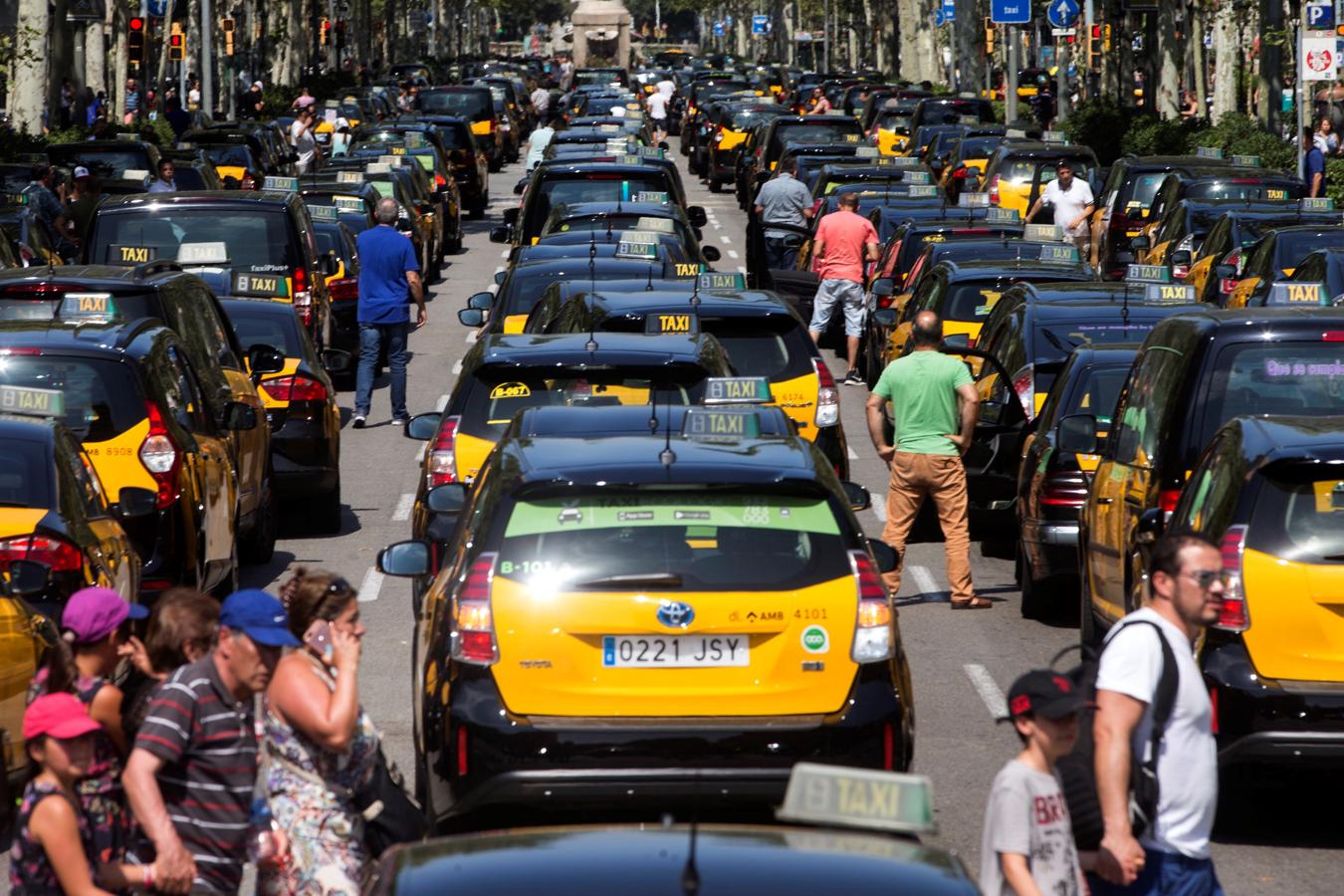Decenas de taxis colapsan la Gran Vía de Barcelona. 