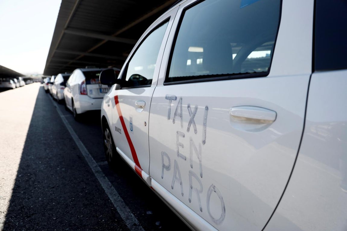 Rótulo en un taxi madrileño anunciando la huelga. 