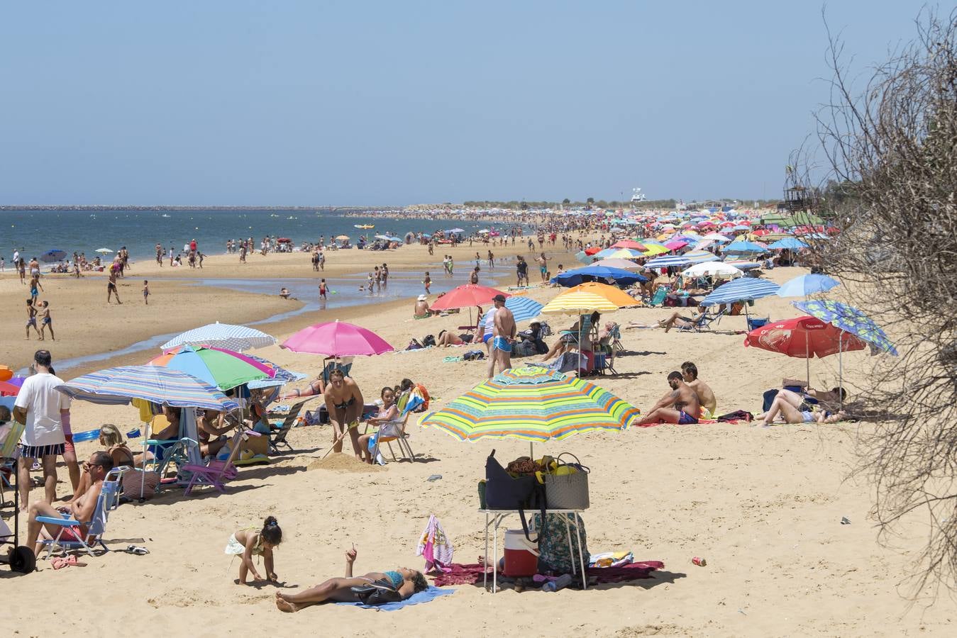 Jornada de playa en Mazagón, en imágenes