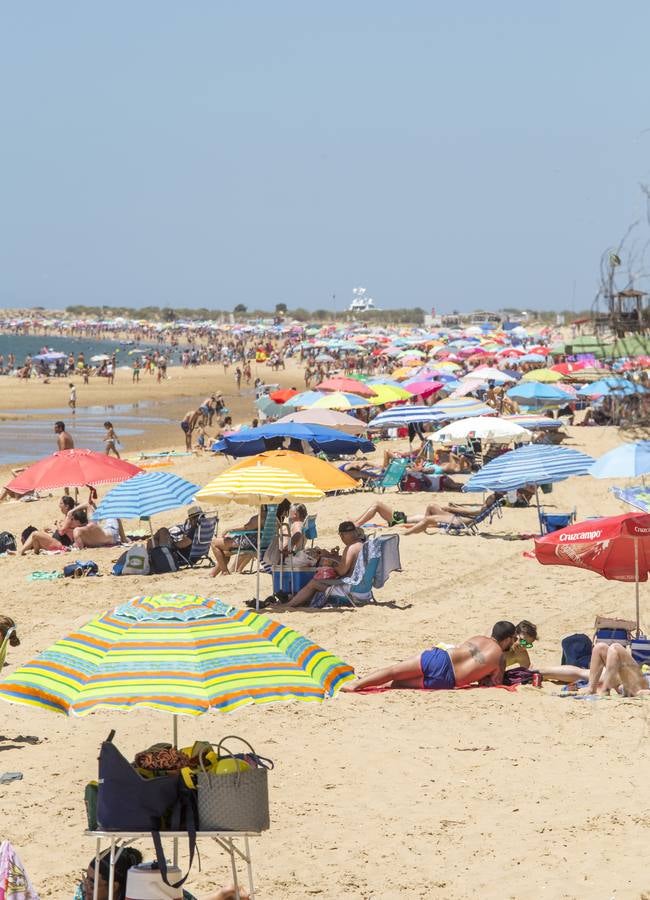 Jornada de playa en Mazagón, en imágenes