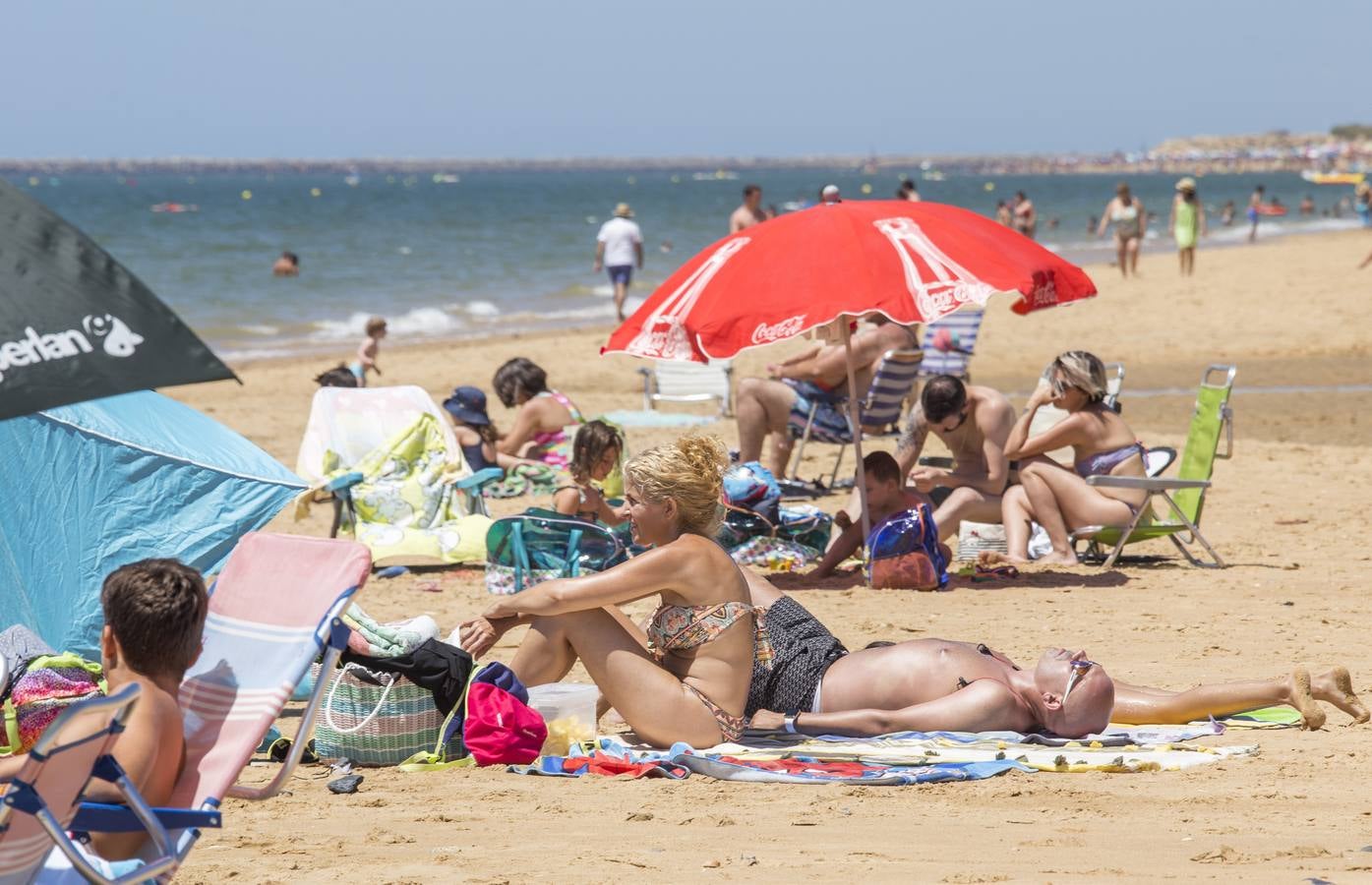 Jornada de playa en Mazagón, en imágenes