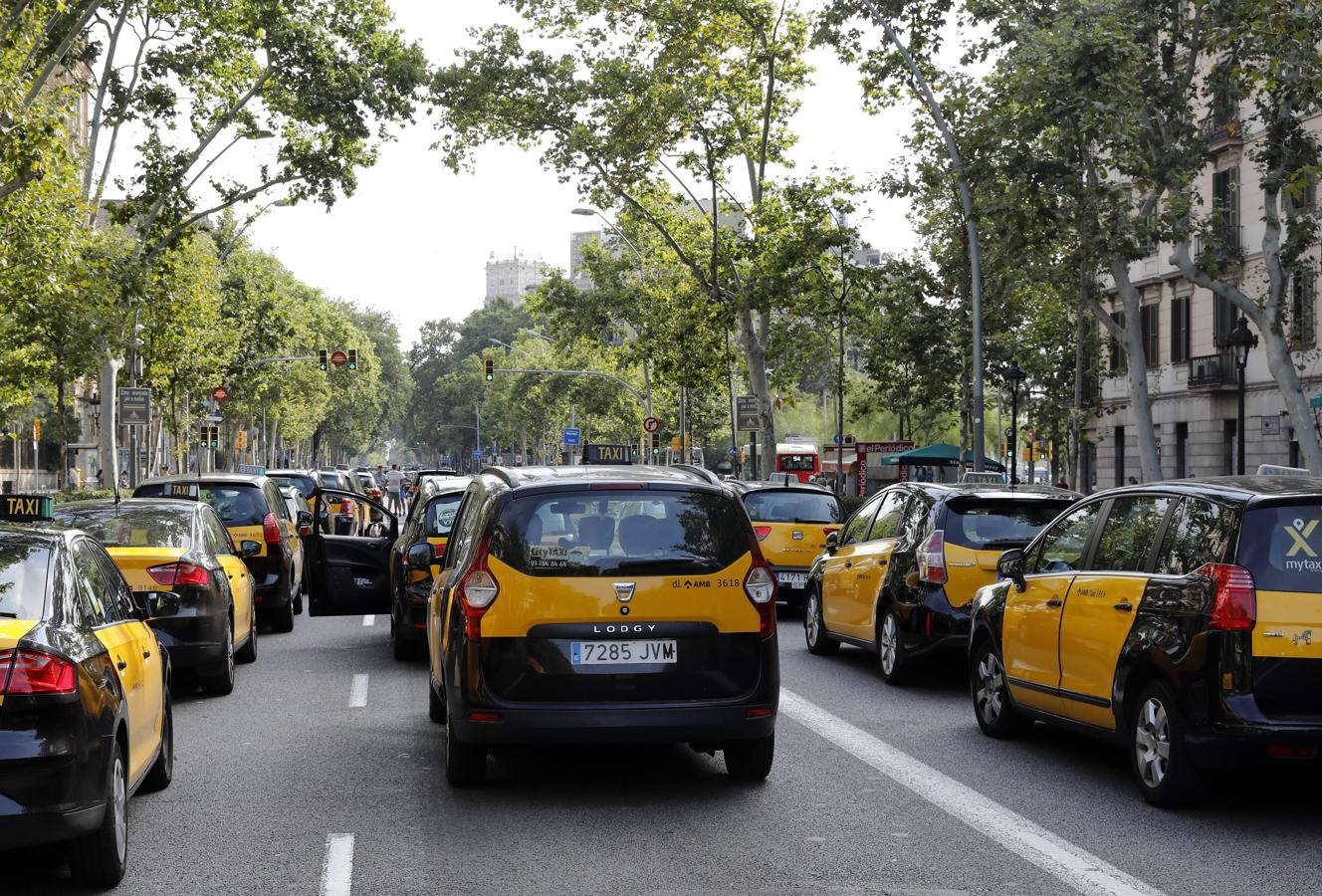 La Gran Vía de Barcelona, atestada de taxis. 