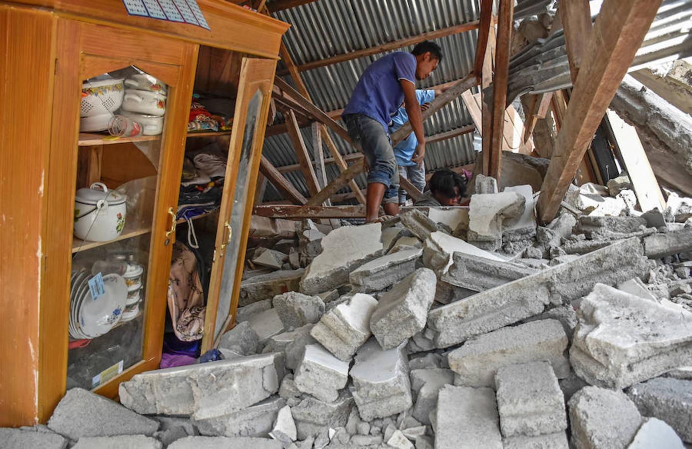 Al menos doce personas han muerto, otras 40 han resultado heridas y decenas de edificios se han derrumbado tras el terremoto de 6,4 grados y las posteriores réplicas que sacudieron hoy la isla indonesia de Lombok, este del archipiélago. 