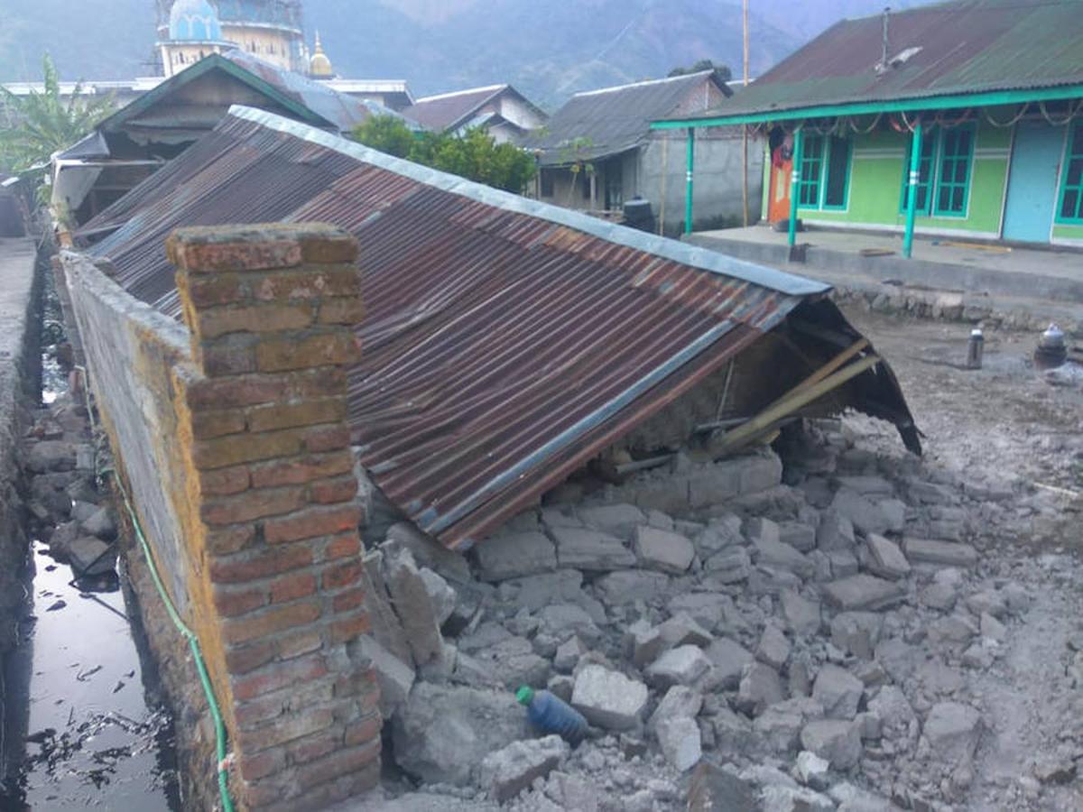 Sutopo indicó que el acceso al volcán en activo Rinjani, una de las atracciones turísticas de Lombok, ha sido cerrado debido a avalanchas de tierra.. 