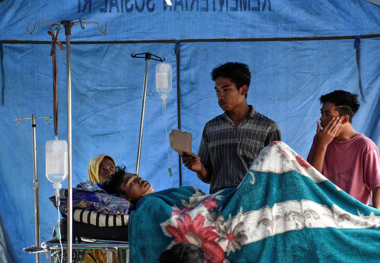 El seísmo, que hasta el momento ha tenido 104 réplicas, ha afectado también a las vecinas islas de Bali, principal destino turístico del país, y Sumbawa.. 