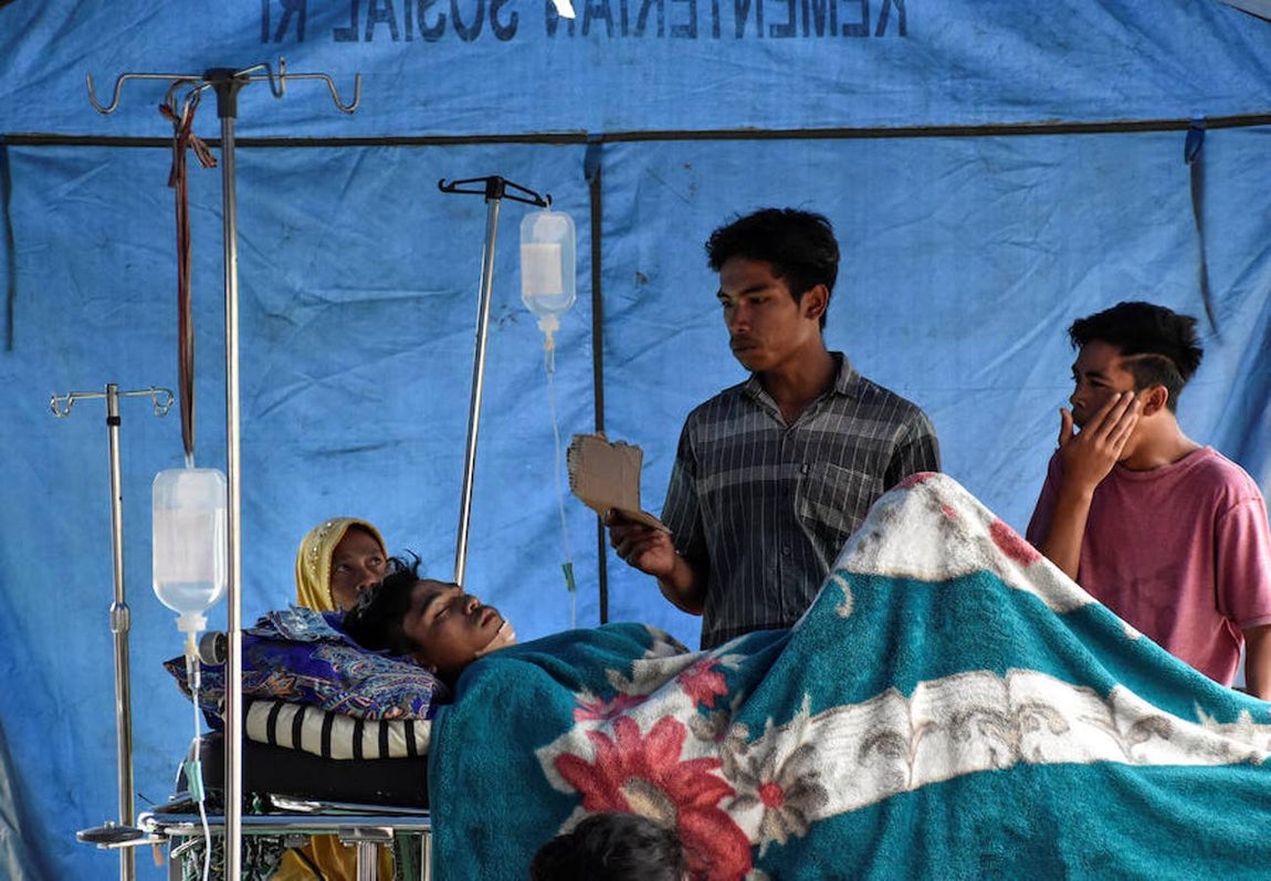 El seísmo, que hasta el momento ha tenido 104 réplicas, ha afectado también a las vecinas islas de Bali, principal destino turístico del país, y Sumbawa.. 