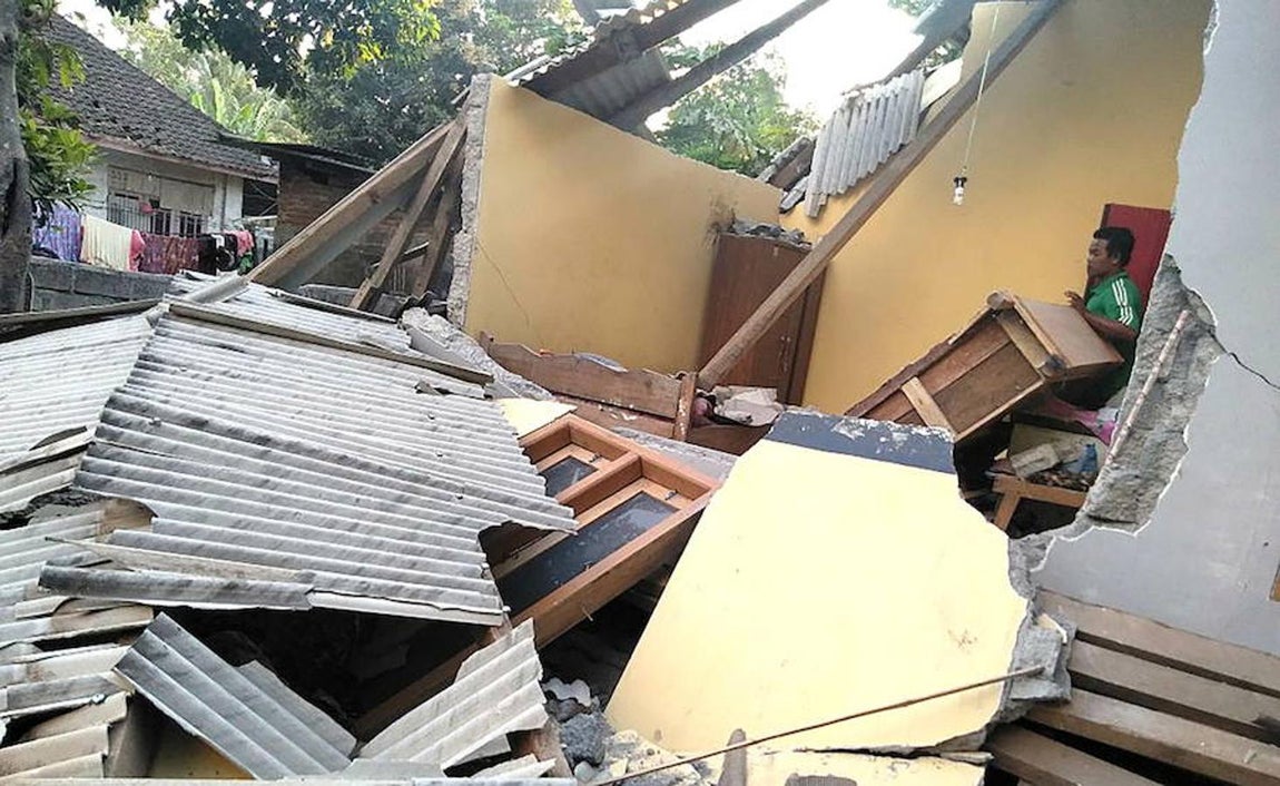 Por su parte, la portavoz de la Cruz Roja para Lombok, Aulia Arriani, dijo a Efe que la gente «tiene miedo y permanece en el exterior» de las edificaciones y añadió que su organización enviará mantas, lonas impermeables, sacos de dormir y paquetes de ayuda para las familias afectadas.. 